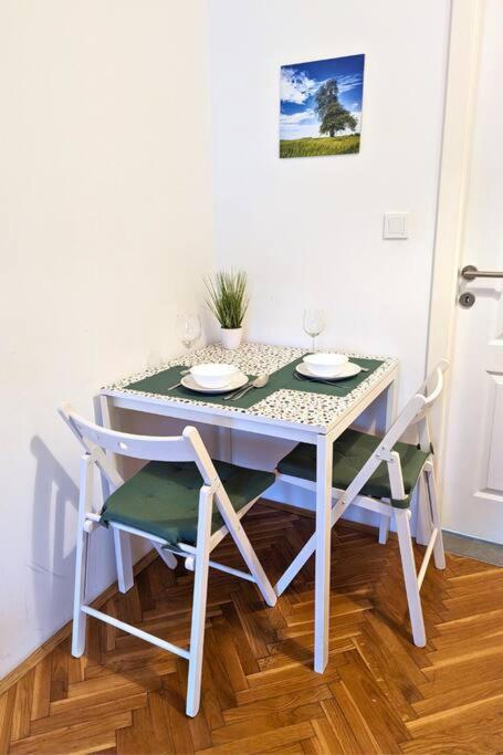Cozy Ensuite In Center Apartma