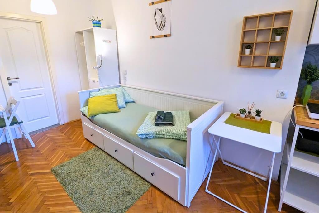 Cozy Ensuite In Center *