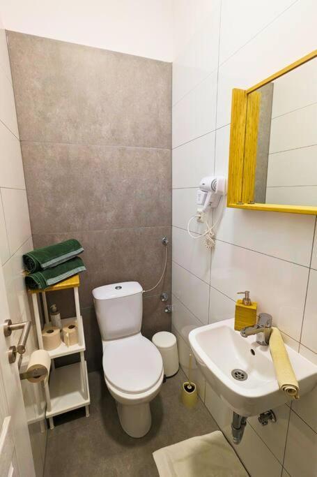 Cozy Ensuite In Center Apartma *