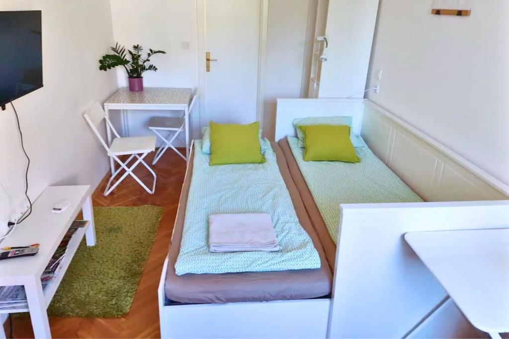 Cozy Ensuite In Center Apartma *